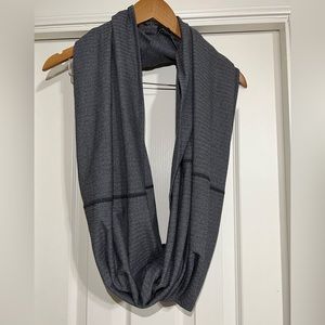 Lululemon Vinyasa Scarf
Heathered Herringbone Heathered Slate Black